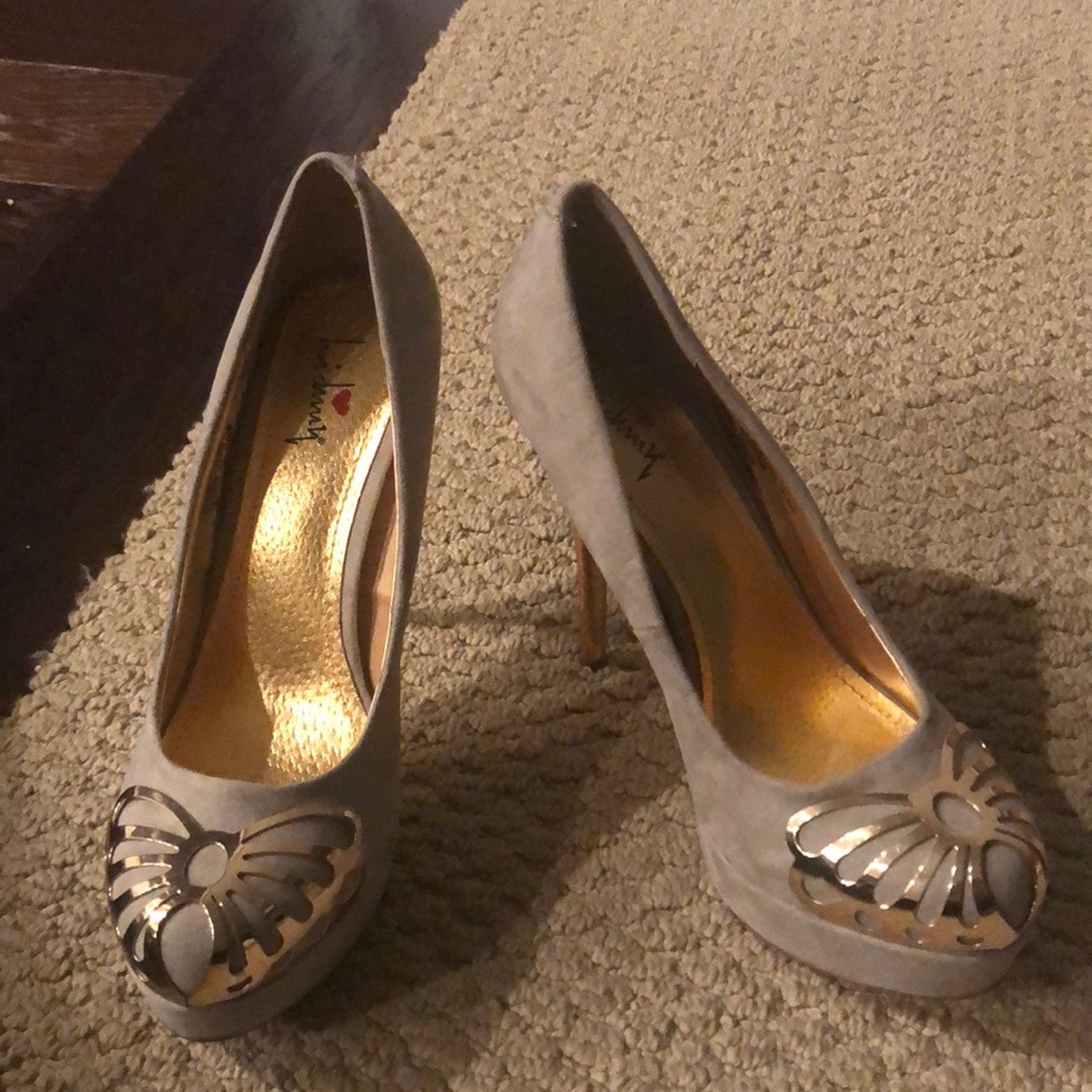 Luichiny Gray suede pumps with golden accent